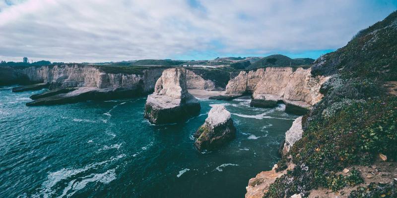 News, Movies, Games中的僵尸隐喻：解码消费主义与阶级固化的社会批判