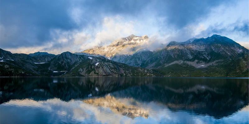 从游戏娱乐到历史回响：僵尸围城与古代瘟疫围城的恐怖共鸣