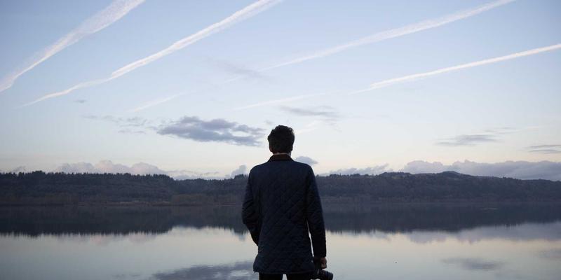 从陨石到实验室：探索恐怖游戏中僵尸病毒的科幻起源叙事谱系