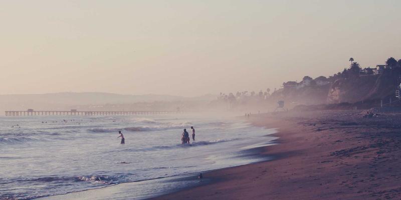 当娱乐遭遇末日：僵尸叙事中的医学伦理困境与道德边界