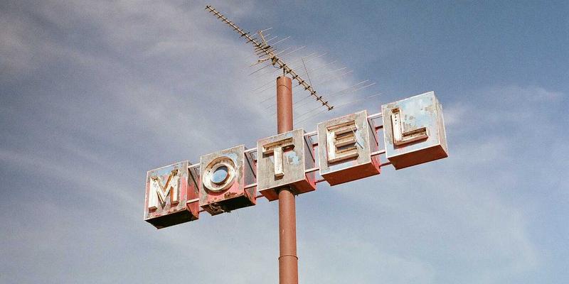 恐怖文化与身份消解：僵尸叙事如何哲学解构“自我”概念